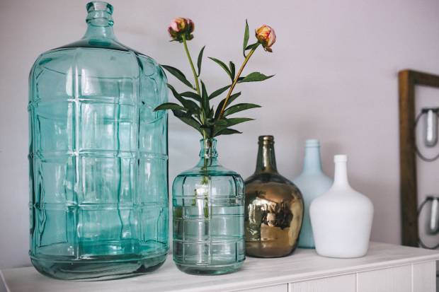 kaboompics_Jugs and flowers on a wardrobe